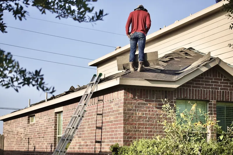 Professional roofer working on a residential roof in Holmeson